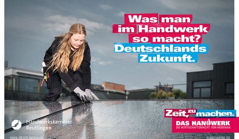 Elektrotechniker-Meisterin montiert Fotovotataik-Module auf Dach.