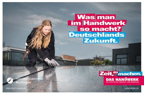 Elektrotechniker-Meisterin montiert Fotovotataik-Module auf Dach.