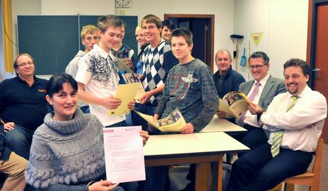 Foto: Michaela Lundt zeigt den Kooperationsvertrag, den die Werkrealschule Vordere Alb und fünf Handwerksbetriebe geschlossen haben.