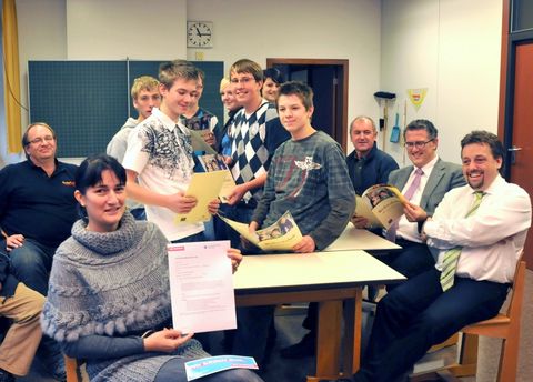 Foto: Michaela Lundt zeigt den Kooperationsvertrag, den die Werkrealschule Vordere Alb und fünf Handwerksbetriebe geschlossen haben.