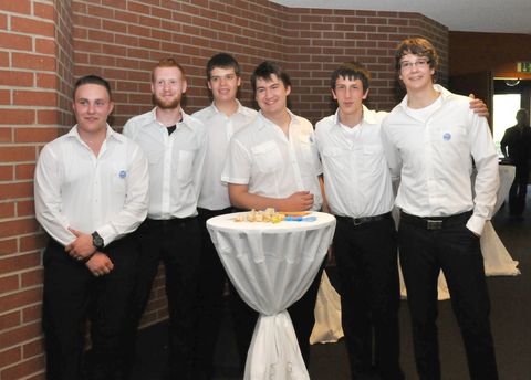 Immer locker bleiben: Christian Henschel, Erik Föllner, Steffen Apfel, Felix Homola, Mark Schaeffer und Marius Sauter nach ihrer gelungenen Präsentation.
