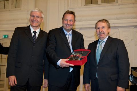 Preisverleihung im Neuen Schloss in Stuttgart: Dr. Wilfried Aulbur vom Daimler Ltd. India,  Jürgen Nestle und Minister Helmut Rau, Minister im Staatsministerium Baden-Württemberg. Foto: Messe Stuttgart.