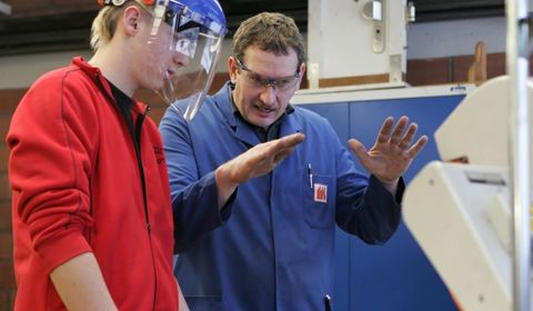 Illustration: Arbeitsschutz im Betrieb.