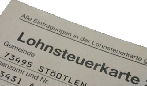 Die Tage der papiernen Lohnsteuerkarte sind gezählt. Foto: Uwe Steinbrich/Pixelio