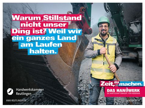 Tief- und Straßenbauer vor Bagger auf einer Baustelle.