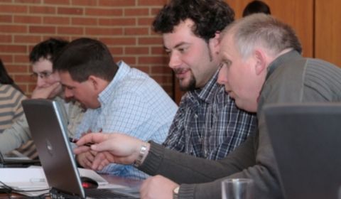 Laptop-Nutzer bei der Arbeit.