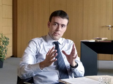 Finanz- und Wirtschaftsminister Nils Schmid im Gespräch.