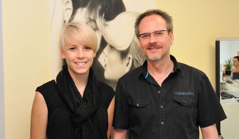 Friseurlehrling Sandra Berkmann aus Österreich zu Gast bei Harald Rothfuß in Balingen.