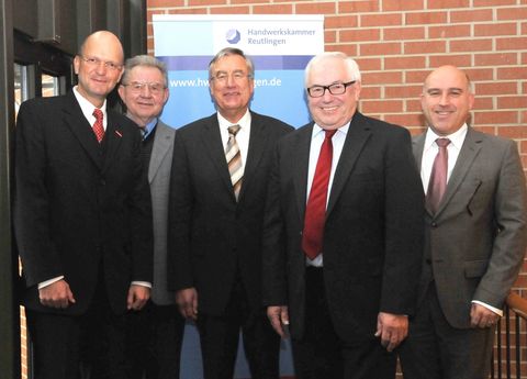 Mehr als 50 Jahre Erfahrung: Kurt Möhrle und Karl Müller-Streib umrahmt von Hauptgeschäftsführer Dr. Joachim Eisert, dem Ausschussvorsitzenden Manfred Wildmann  und Rainer Neth, stellvertretender Hauptgeschäftsführer.