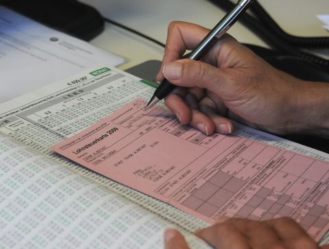 Deutlich farbloser, dafür effizienter: das elektronische Verfahren ElsterLohn II ersetzt die Lohnsteuerkarte.