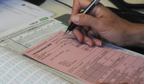 Deutlich farbloser, dafür effizienter: das elektronische Verfahren ElsterLohn II ersetzt die Lohnsteuerkarte.