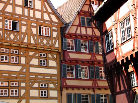 Nicht neu, aber auf der Höhe der Zeit: Umfassend sanierte historische Alltagsgebäude. Foto: Rainer Sturm / pixelio