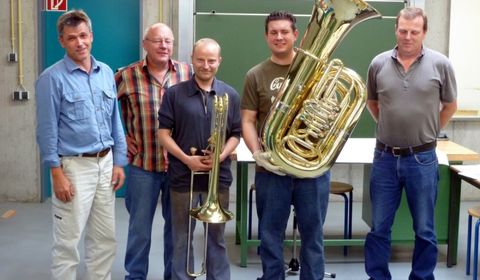 Bild: In einem guten Ton steckt viel Arbeit: Die Lehrer und Prüfer Eckhart Fritz, Rolf Sachs und Joachim Wirsching mit den Jungmeistern Andreas Förster (Bassposaune) und Tobias Erichlandwehr (Tuba) Foto: Dürring