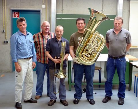 Bild: In einem guten Ton steckt viel Arbeit: Die Lehrer und Prüfer Eckhart Fritz, Rolf Sachs und Joachim Wirsching mit den Jungmeistern Andreas Förster (Bassposaune) und Tobias Erichlandwehr (Tuba) Foto: Dürring