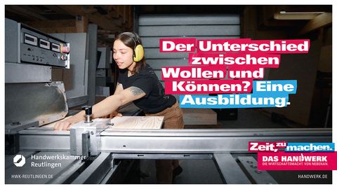 Auszubildende in einer Schreinerwerkstatt.