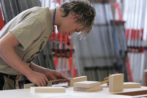 Schreinerlehrling in Werkstatt