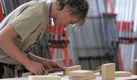 Schreinerlehrling in Werkstatt