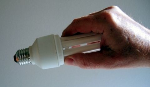 Bild: Energiesparlampen statt Glühbirnen - ein praktischer Vorschlag, die Energiekosten im Haushalt zu senken.